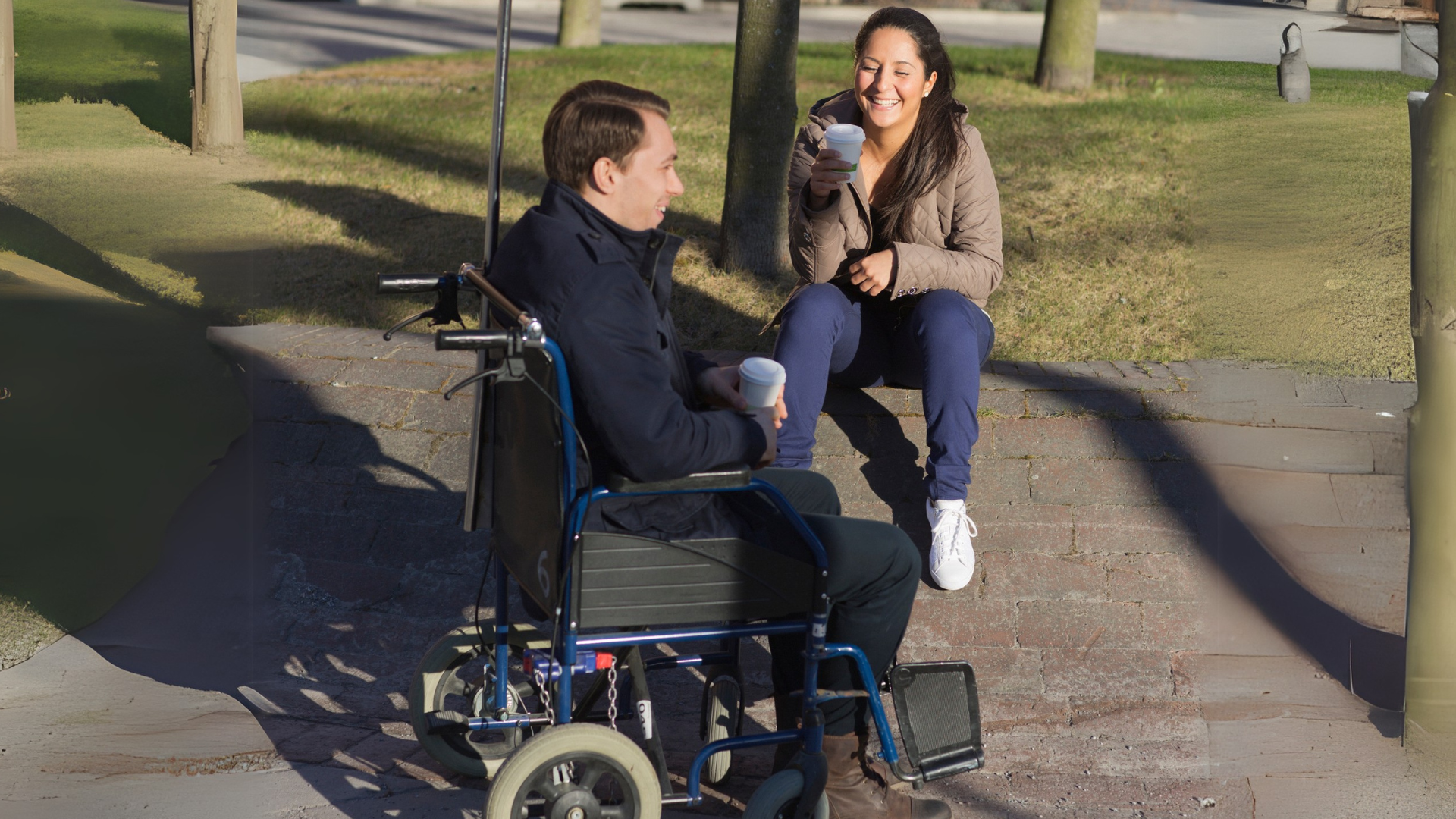 Man i rullstol och kvinna samtalar
