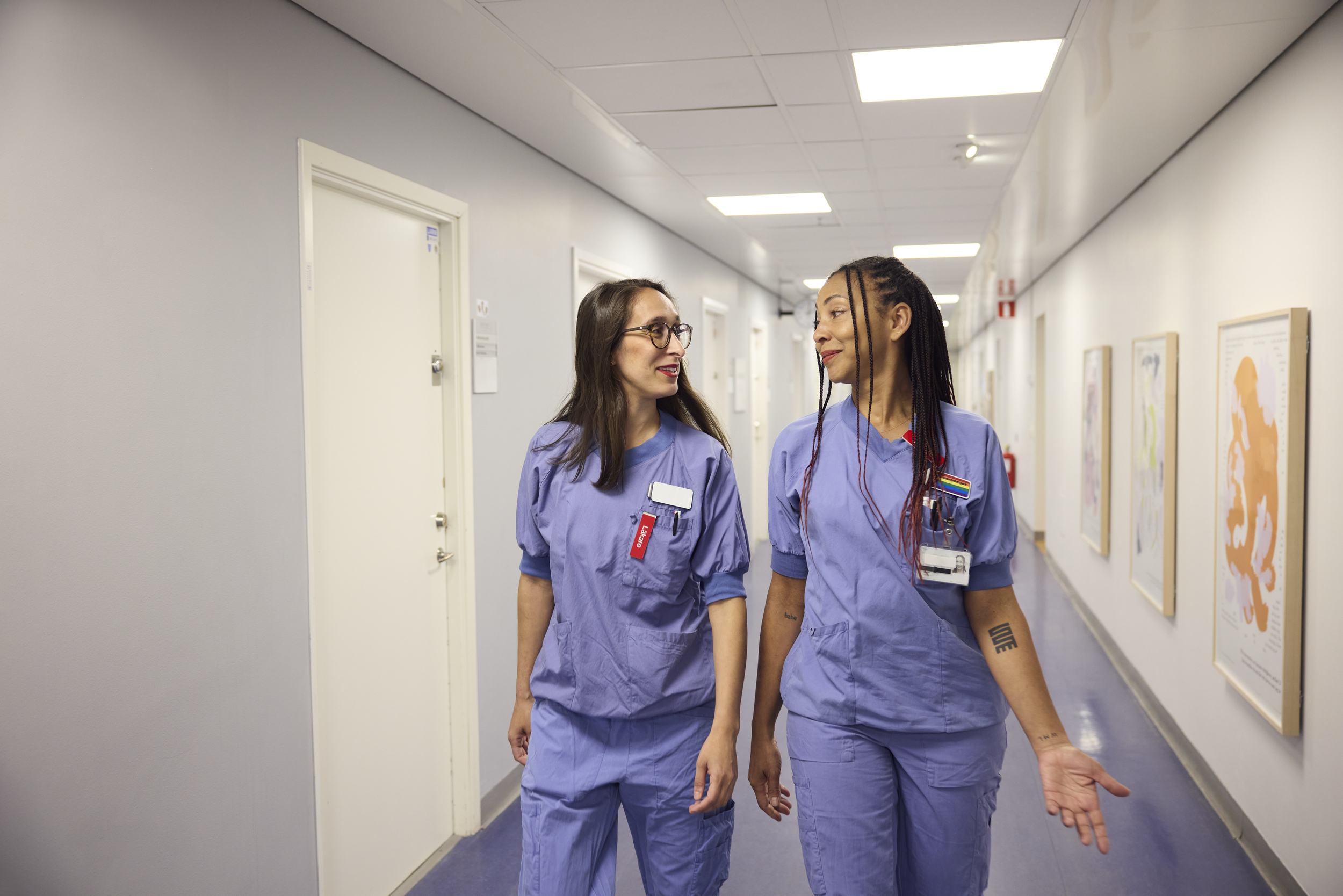 Vårdpersonal går i korridor