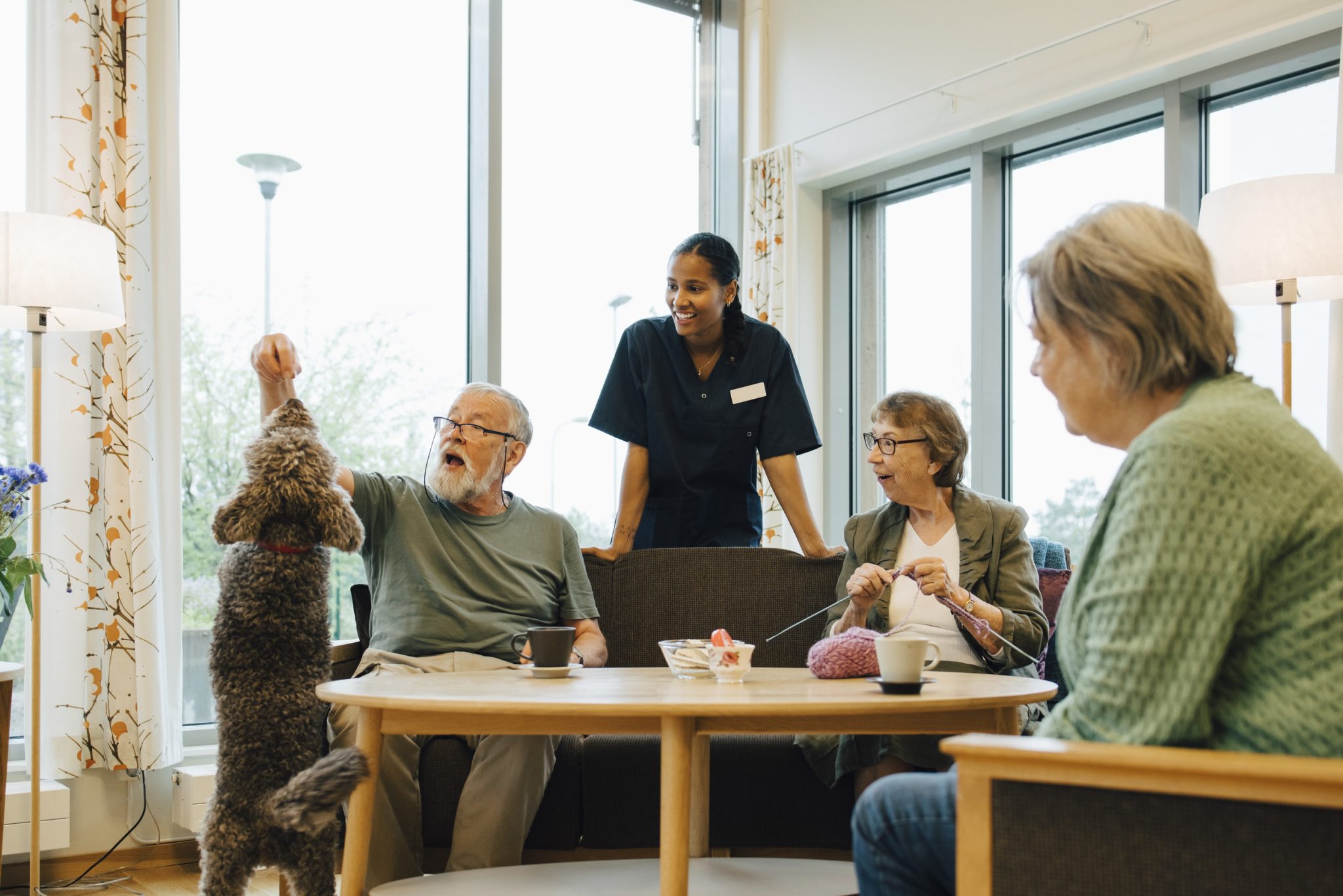 Människor sitter tillsammans på ett äldreboende
