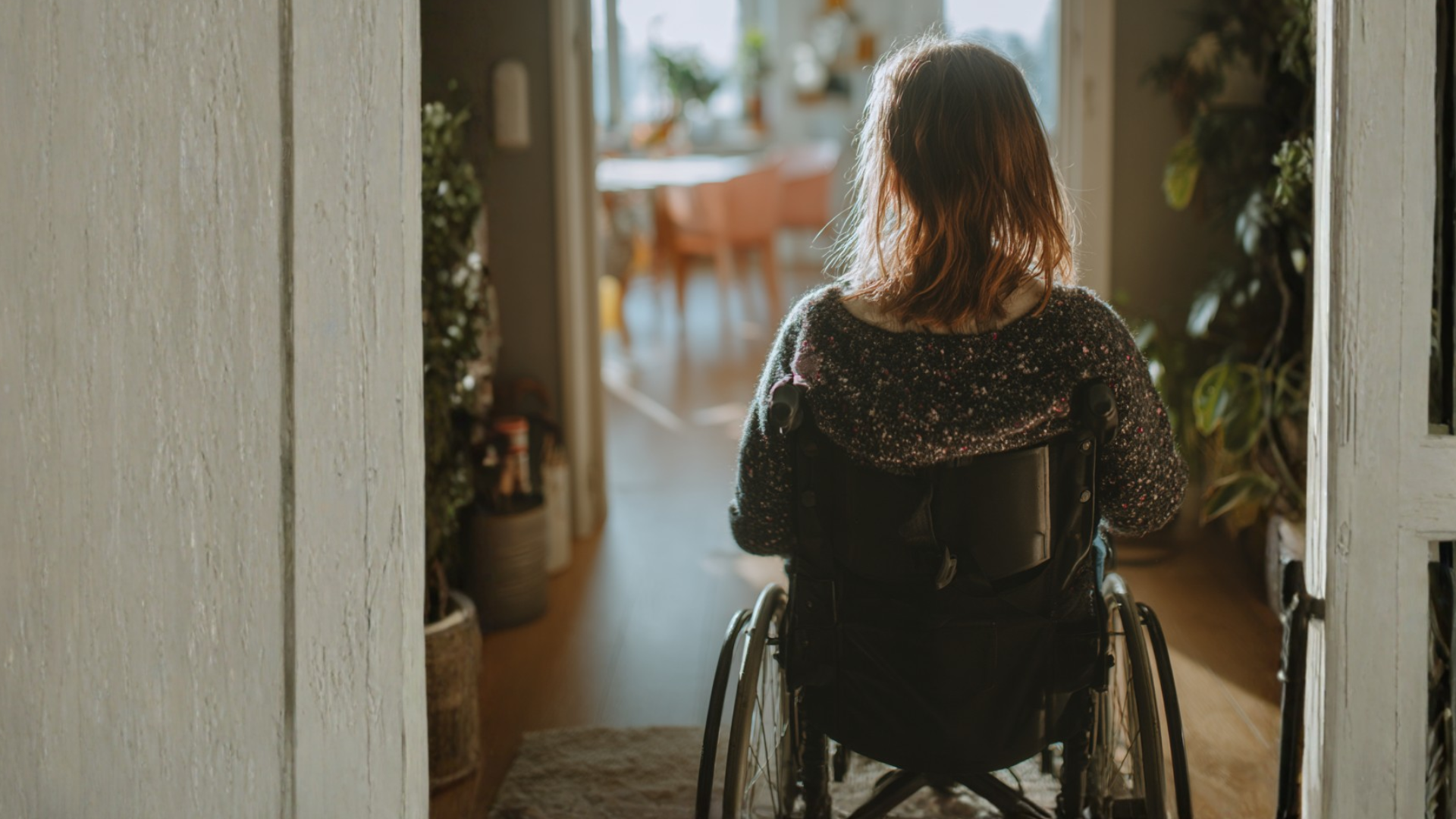 Kvinna i rullstol i hem