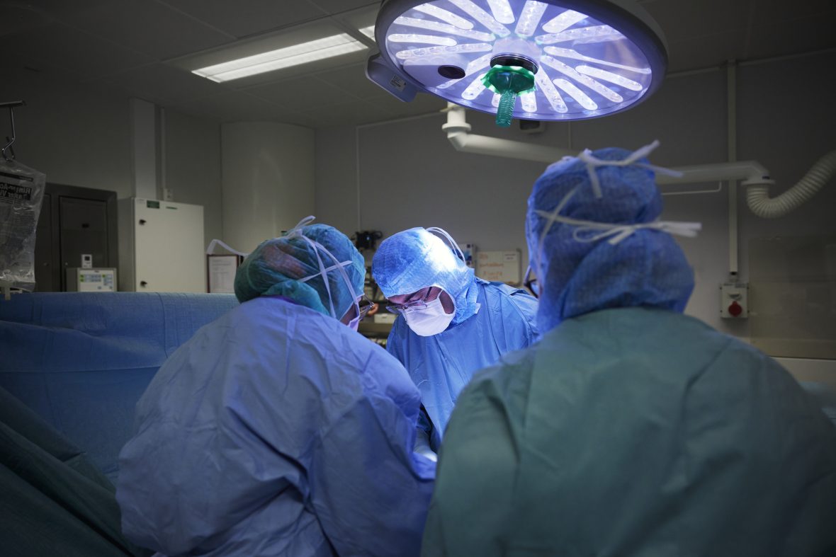 Operation med personal i sterila kläder