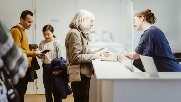 Patienter och personal på vårdcentral