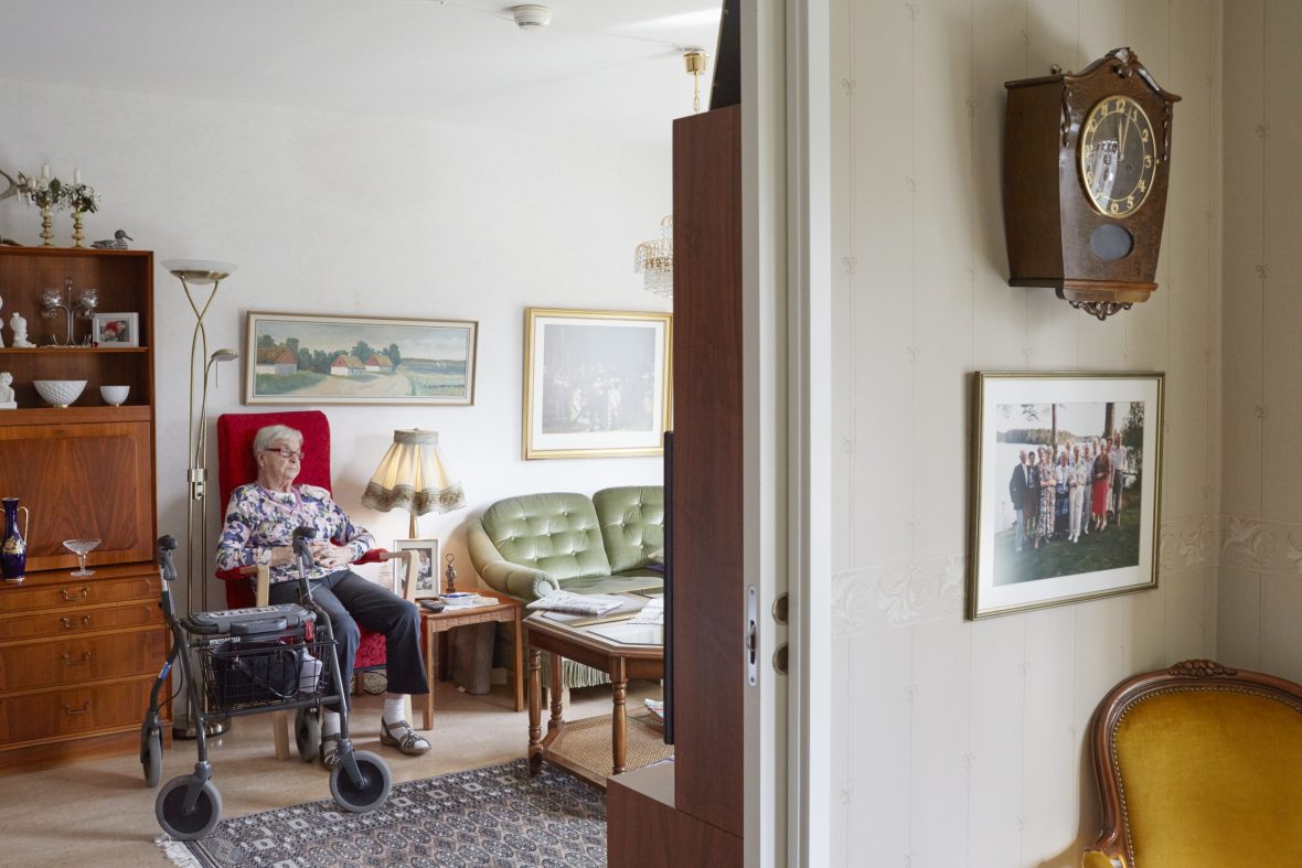 Kvinna i egen lägenhet på äldreboende samtalar