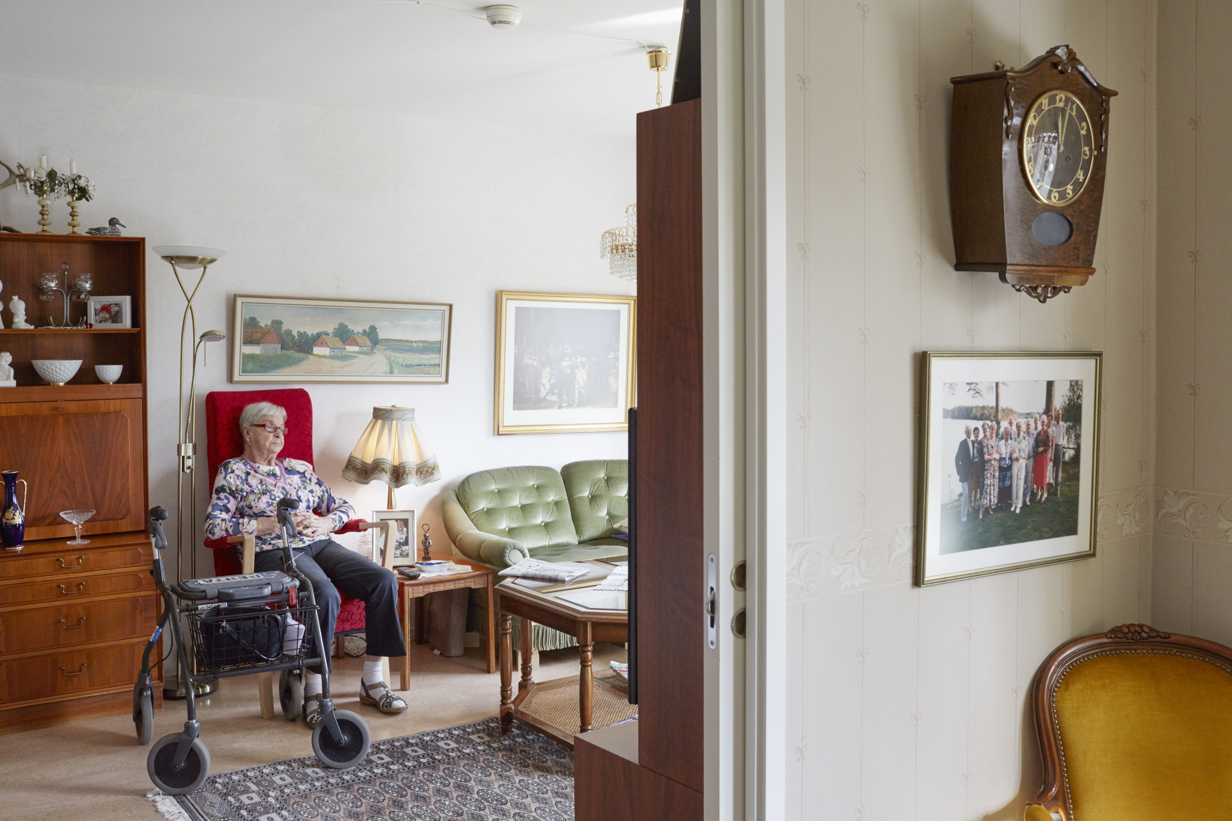Kvinna i egen lägenhet på äldreboende samtalar