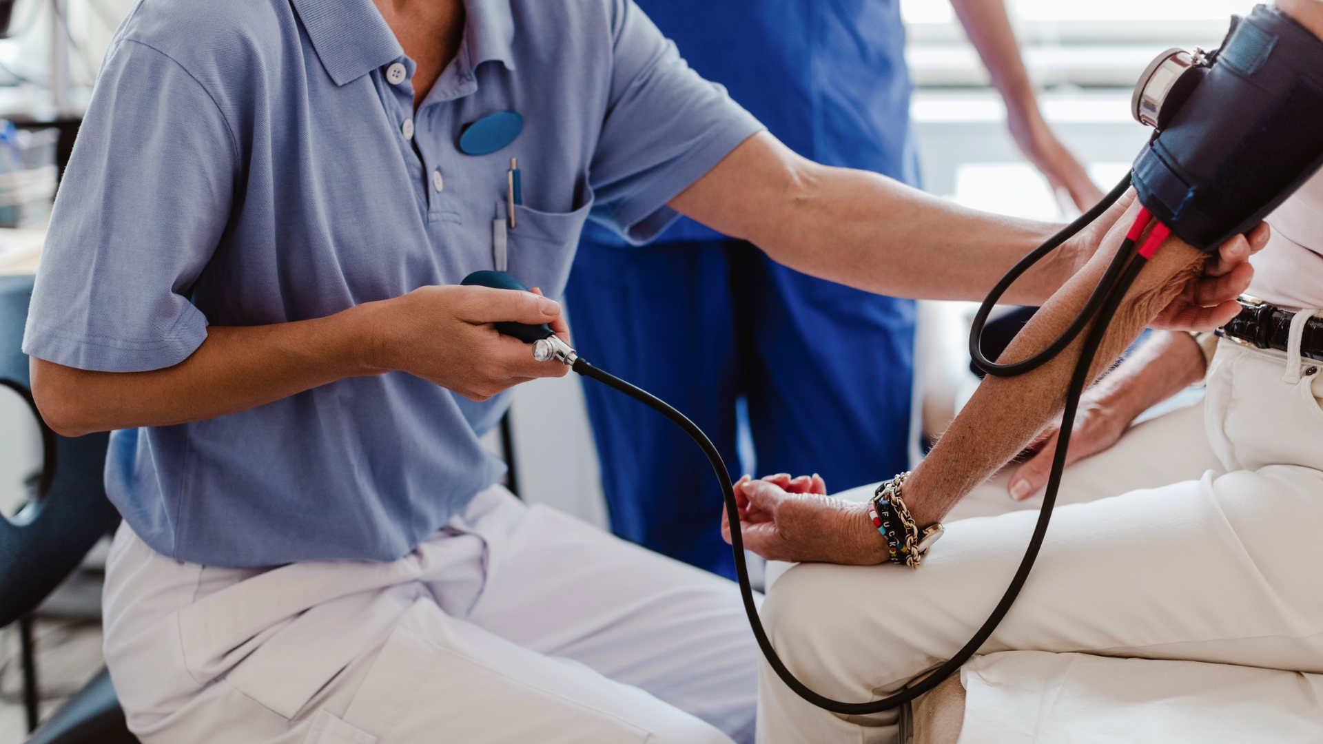 Läkare tar blodtryck på patient